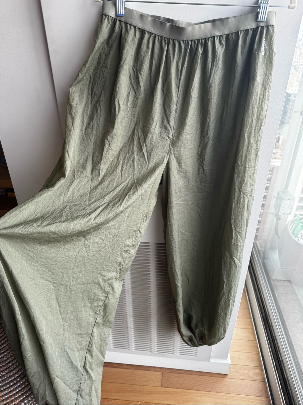 FP Movement Olive Green Sheer Balloon Jogger Pants L NWOT
L - Picture 7 of 8